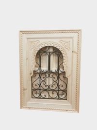 Fenêtre marocaine sculptée bois et fer forgé, modèle Jemaa avec volet, 80 x 60 cm