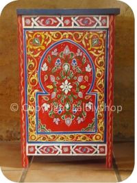Coffre marocain en bois peint, motifs moucharabieh, modèle Zahra, 60 x 37 cm