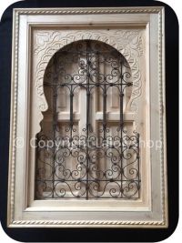 Fenêtre marocaine sculptée bois et fer forgé, modèle Jemaa avec volet, 100 x 70 cm